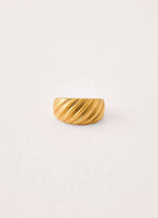 Ethereal Kiss Ring - Gold