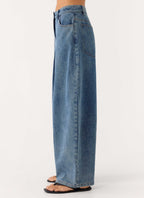 Zayn Pleated Jeans - Light Wash Blue